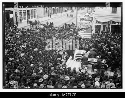 Dieses Bild zeigt wahrscheinlich ein Ereignis mit William Howard Taft, möglicherweise während eines Besuchs in Crookston, Minnesota, das seine politischen Aktivitäten im frühen 20. Jahrhundert widerspiegelt. Stockfoto
