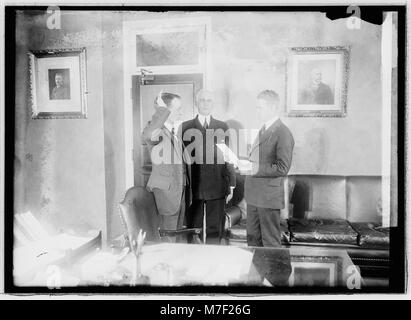 Ein Foto von Theodore Roosevelt, der den Amtseid ablegte und seine Vereidigung als 26. Präsident der Vereinigten Staaten anmerkte. Dieser historische Moment spiegelt Roosevelts Führung im frühen 20. Jahrhundert wider. Stockfoto