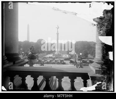 Das First Division Monument befindet sich südlich des State war and Navy Building in Washington, D.C. und ist ein Denkmal aus Granit. Das Denkmal erinnert an die Opfer während des Krieges und wird am 4. Oktober geweiht. Stockfoto