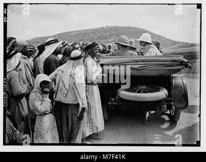 Die neue Ära in Palästina. Die Ankunft von Sir Herbert Samuel, H.B.M. Hohe Kommissar, etc. Sir Herbert Samuel, im Gespräch mit den Dorfbewohnern. LOC 02290 matpc. Stockfoto