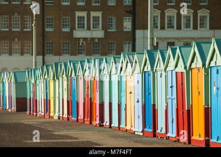 Strandhütten direkt an der Meeresküste von Brighton, England. Stockfoto