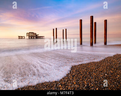 Winter Sonnenaufgang an der alten Pier von Brighton. Stockfoto