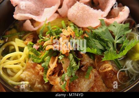 Mie Sop, die traditionelle Huhn Nudelsuppe aus Nord Sumatra, Indonesien Stockfoto