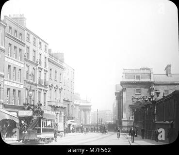 Blick hinunter auf der Grafton Street in Dublin während der Viktorianischen Zeit. Der Douglas Hotel und Speisesäle sind sichtbar auf der linken, die Nummer 44 von Pferden gezogene Straßenbahn zeigt Werbung für Zebra Grate Polish. Stockfoto