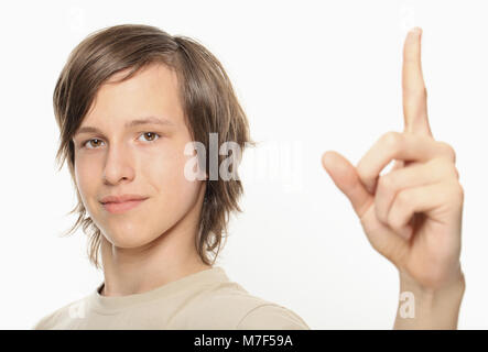 Junge nach oben mit Zeigefinger Stockfoto