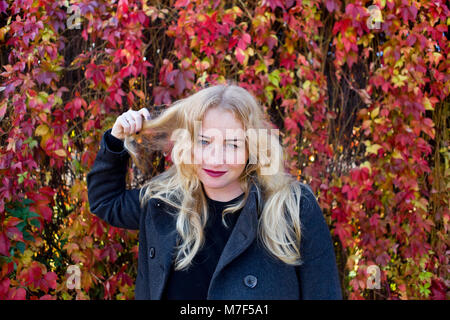 Blonde Frau mit attraktiven suchen außerhalb Stockfoto