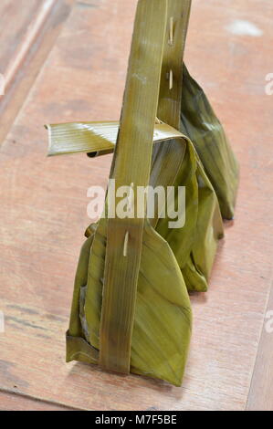 Gedünsteter Mehl mit Kokos Füllung Verpackung in Banana leaf Stockfoto