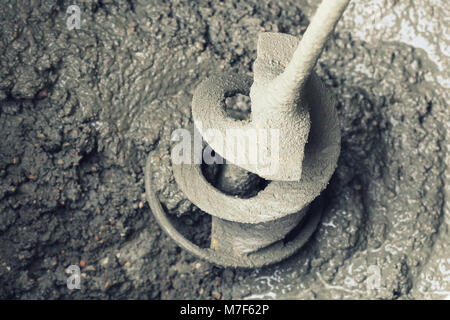 Betonmischanlagen mit einer elektrischen Bohrmaschine und Mixer Stockfoto