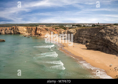 SAGRES, PORTUGAL - 25. AUGUST 2016: Luftaufnahme der Surfer auf Sandstrand in der Nähe von Sagres in Portugal Stockfoto