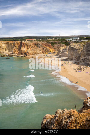 SAGRES, PORTUGAL - 25. AUGUST 2016: Luftaufnahme der Surfer auf Sandstrand in der Nähe von Sagres in Portugal Stockfoto