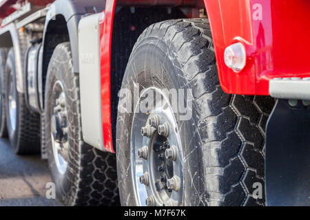 Große Reifen auf einem Off-Road-Fahrzeug Stockfoto