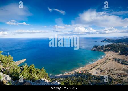 Blick von oben auf die Ostküste der Insel Rhodos von Tsampika Kloster, Griechenland Stockfoto