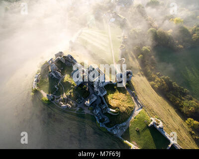 Misty Morning Sunrise in Corfe Castle Luftaufnahme Stockfoto