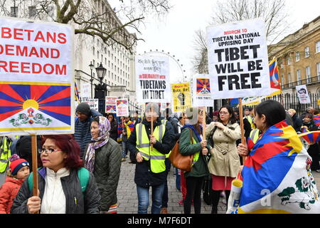 Die tibeter und ihre Unterstützer in Whitehall, London zeigen, gegenüber den Toren der Downing Street, dem Jahrestag des Aufstands 1959 gegen den chinesischen Einfluss in Tibet, die in der Flucht des Dalai Lama ins Exil führte zu markieren. Stockfoto