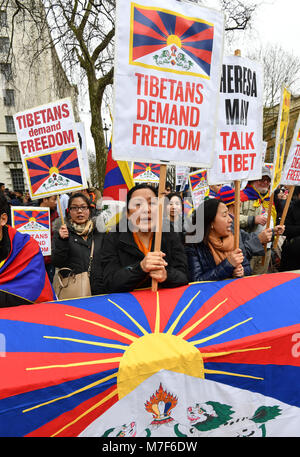 Die tibeter und ihre Unterstützer in Whitehall, London zeigen, gegenüber den Toren der Downing Street, dem Jahrestag des Aufstands 1959 gegen den chinesischen Einfluss in Tibet, die in der Flucht des Dalai Lama ins Exil führte zu markieren. Stockfoto