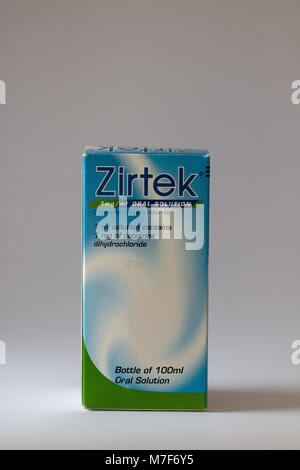 März 10th, 2018, Cork, Irland - Zirtek Flasche container, einem starken zweiten Generation Antihistaminika in der Behandlung von Heuschnupfen, Allergien. Stockfoto