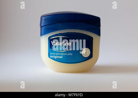 März 10th, 2018, Cork, Irland - Vaseline Creme container. Stockfoto