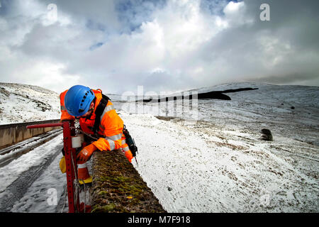 Bodacc Zugang der Arbeitnehmer arbeitet auf Statkraft Staumauer, Nant y moch Behälter Stockfoto