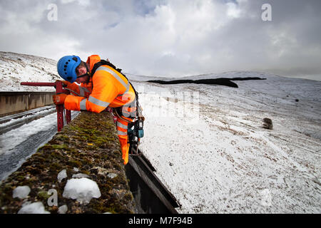 Bodacc Zugang der Arbeitnehmer arbeitet auf Statkraft Staumauer, Nant y moch Behälter Stockfoto