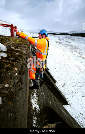 Bodacc Zugang der Arbeitnehmer arbeitet auf Statkraft Staumauer, Nant y moch Behälter Stockfoto