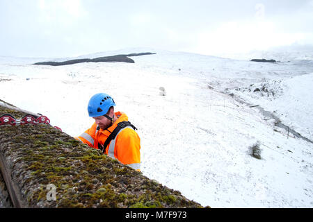 Bodacc Zugang der Arbeitnehmer arbeitet auf Statkraft Staumauer, Nant y moch Behälter Stockfoto