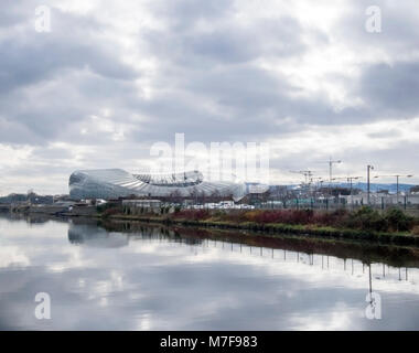 DUBLIN, Irland - 6. MÄRZ 2018: eine Seitenansicht der Aviva Stadium mit dem Fluss Dodder. Stockfoto