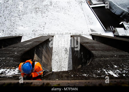 Bodacc Zugang der Arbeitnehmer arbeitet auf Statkraft Staumauer, Nant y moch Behälter Stockfoto