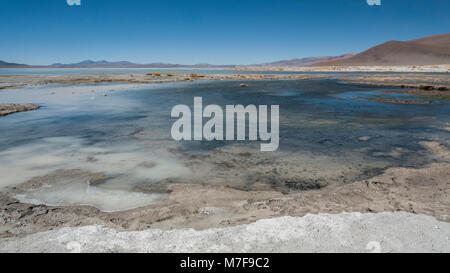 Laguna y Termas de Polques hot spring Pool mit Salar de Chalviri im Hintergrund, Salar de Uyuni, Potosi, Bolivien - Südamerika Stockfoto