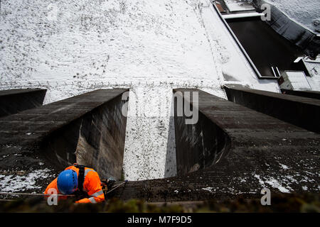 Bodacc Zugang der Arbeitnehmer arbeitet auf Statkraft Staumauer, Nant y moch Behälter Stockfoto