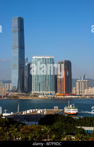 International Commerce Centre und das Westliche Kowloon mit Victoria Hafen und Fähre, Hong Kong Stockfoto