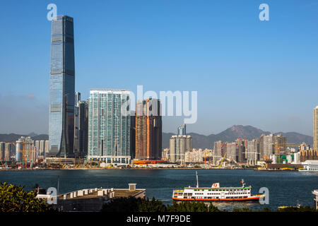 International Commerce Centre und das Westliche Kowloon mit Victoria Hafen und Fähre, Hong Kong Stockfoto