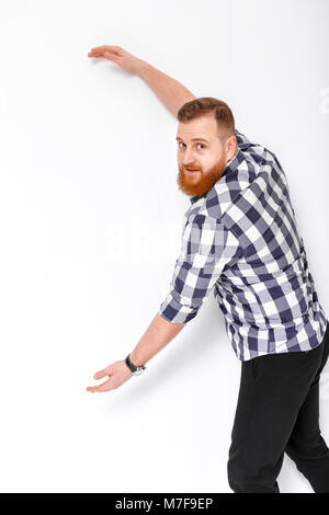 Stattlicher Mann mit Bart, der Kopie. junger Mann in Plaid Shirt, Größe von etwas Stockfoto