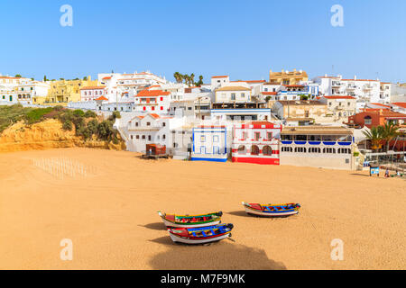 Strand mit Fischerbooten in Carvoeiro, Algarve, Portugal Stockfoto