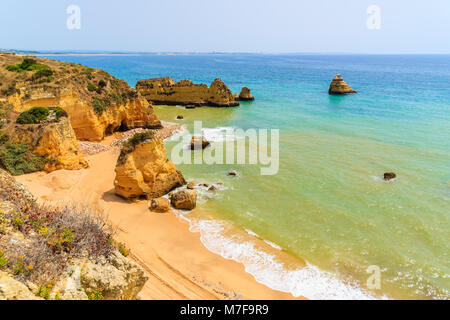 Blick auf den wunderschönen Marinha Strand, Algarve, Portugal Stockfoto