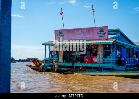 TONLE SAP, Kambodscha - 8. APRIL: Lebensmittelgeschäft auf einem Boot in den Tonle Sap schwimmendes Dorf. April 2017 Stockfoto