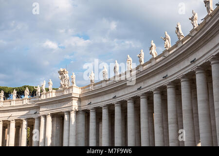 Statuen auf der Spitze der Basilika St. Peter im Vatikan. Stockfoto