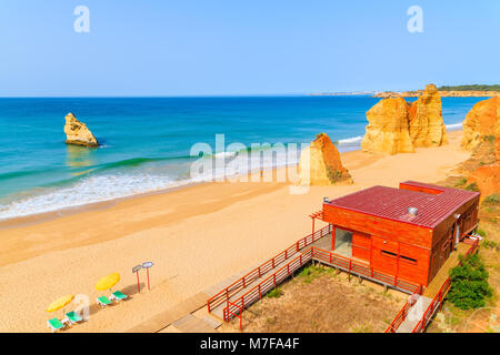 Blick auf den wunderschönen Sandstrand Praia da Rocha Strand in Portimao, Algarve, Portugal Stockfoto