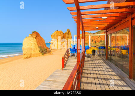 ALGARVE, PORTUGAL - Mai 14, 2015: Terrasse des Restaurants am Praia da Rocha Strand in Portimao Stadt. Portugal ist ein sehr beliebtes Ferien dest Stockfoto