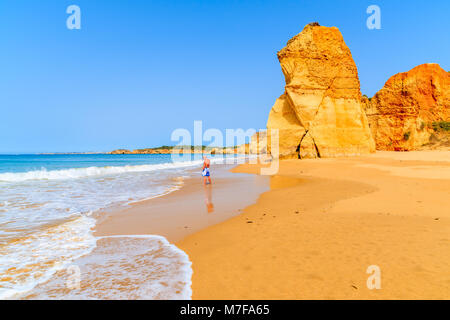 Strand Praia da Rocha, Portugal - 14. MAI 2015: Mann, am Sandstrand in Portimao Stadt an der Küste von Portugal an einem sonnigen Tag. Stockfoto