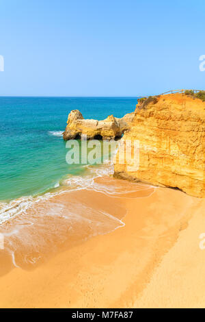 Sandstrand Praia da Rocha, Portimao Stadt an der Küste von Portugal Stockfoto