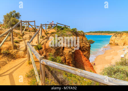 ALGARVE, PORTUGAL - 14. MAI 2015: Coastal Trail mit Touristen, die Bilder von Praia da Rocha Strand mit goldener Farbe Felsen in Portimao Stadt, Stockfoto