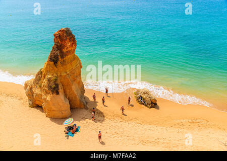 ALGARVE, PORTUGAL - 14. MAI 2015: Touristen Angeln auf Praia da Rocha Strand mit goldener Farbe Felsen in Portimao, Portugal. Stockfoto