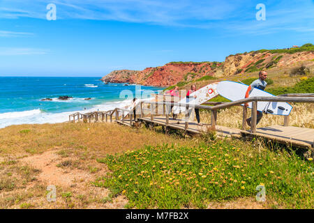 PRAIA DO AMADO STRAND, PORTUGAL - 15. MAI 2015: Surfer mit Boards zurück zu Fuß von Strand auf Sonnig schönen Tag. Wassersportarten sind beliebte Aktivität i Stockfoto