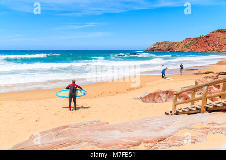 PRAIA DO AMADO STRAND, PORTUGAL - 15. MAI 2015: Menschen surfen auf Praia do Amado Strand mit Wellen schlagen. Algarve Region ist beliebt Holida Stockfoto