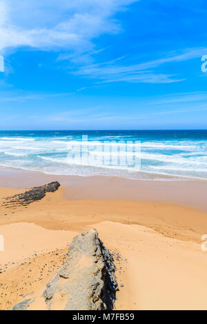 Ein Blick auf Sandstrand Praia Amado Strand bei Surfern im Meer, Portugal Stockfoto