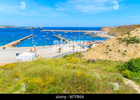 Blick auf den Fischereihafen in Sagres Stadt an der Küste von Portugal, Algarve-region Stockfoto