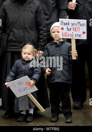 Kinder halten Plakate hoch, als anti-Abtreibung Demonstranten März durch Dublin zur Kampagne für die Achte Änderung der Verfassung in diesem Sommer Referendum zu erhalten. Stockfoto