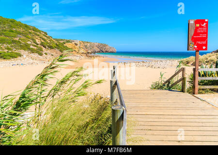 ZAVIAL BEACH, PORTUGAL - 15. MAI 2015: Holzsteg zum Strand an einem sonnigen Sommertag. Algarve ist ein sehr beliebtes Urlaubsziel im Süden Eur Stockfoto