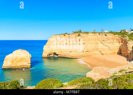 Ein Blick auf die einsamen wunderschönen Strand und Klippen an der Küste von Portugal in der Nähe von Carvoeiro Stadt Stockfoto