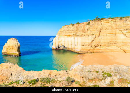 Ein Blick auf die einsamen wunderschönen Strand und Klippen an der Küste von Portugal in der Nähe von Carvoeiro Stadt Stockfoto